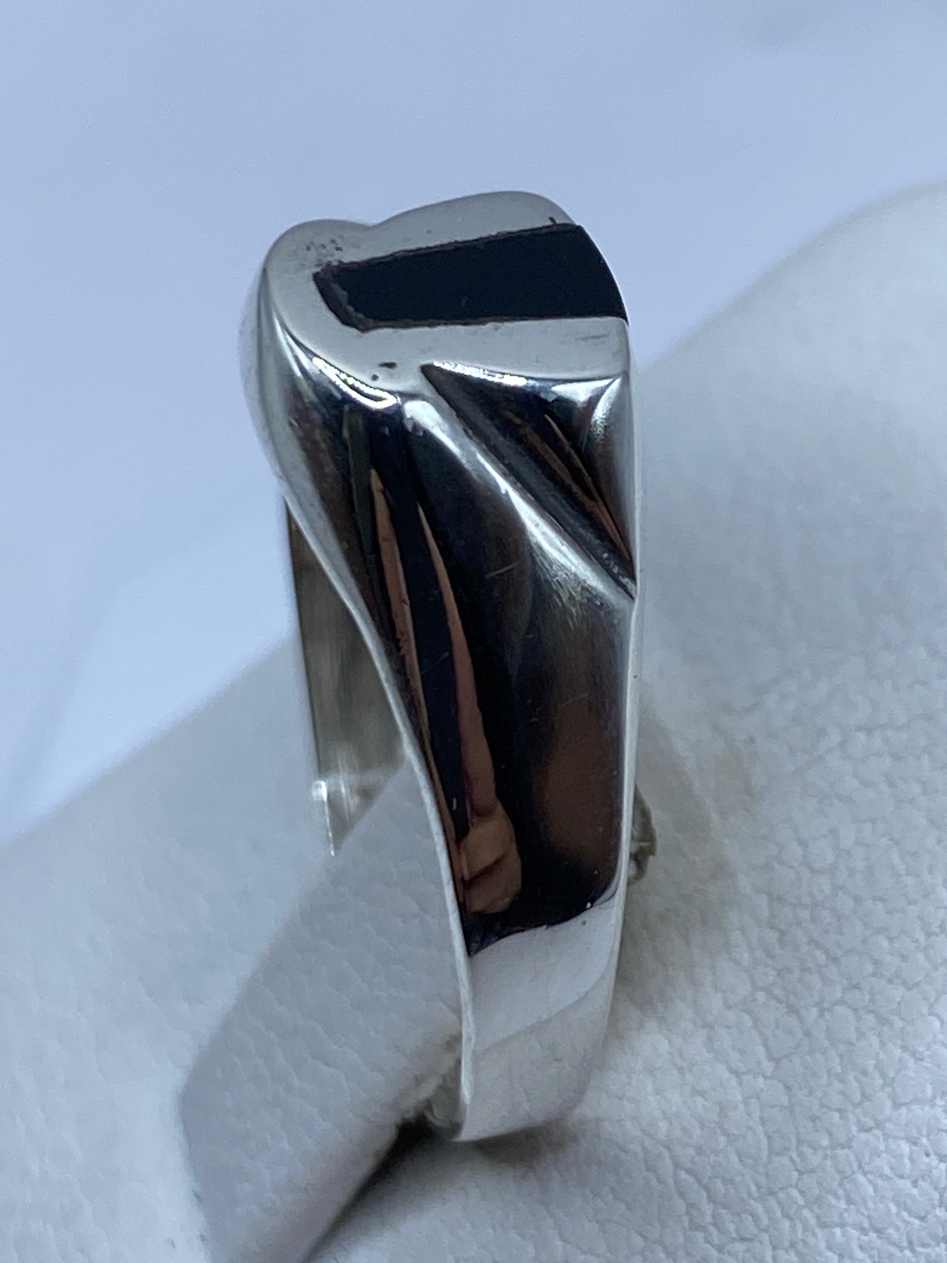 Detalle de cerca del ónix negro genuino en anillo de plata Taxco