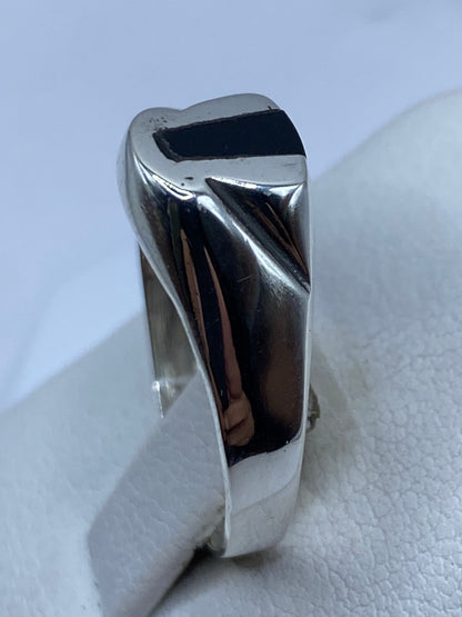 Detalle de cerca del ónix negro genuino en anillo de plata Taxco