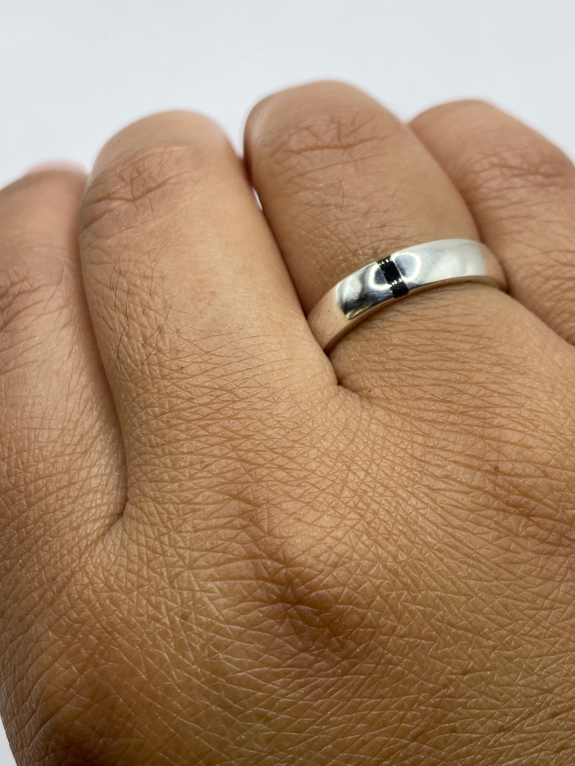 Reverso del anillo mostrando sello .925 MEXICO en la banda interna