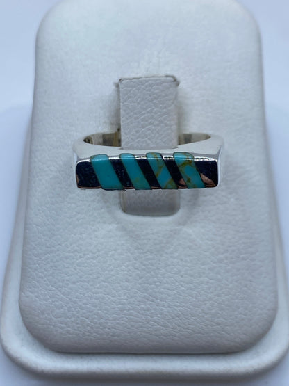 Anillo de plata con turquesa azul cielo engastada en patrón geométrico
