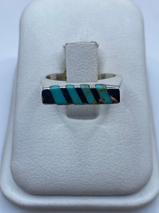 Anillo de plata con turquesa azul cielo engastada en patrón geométrico