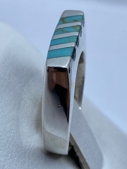 Anillo puesto en dedo de mujer, turquesa azul vibrante en plata .925