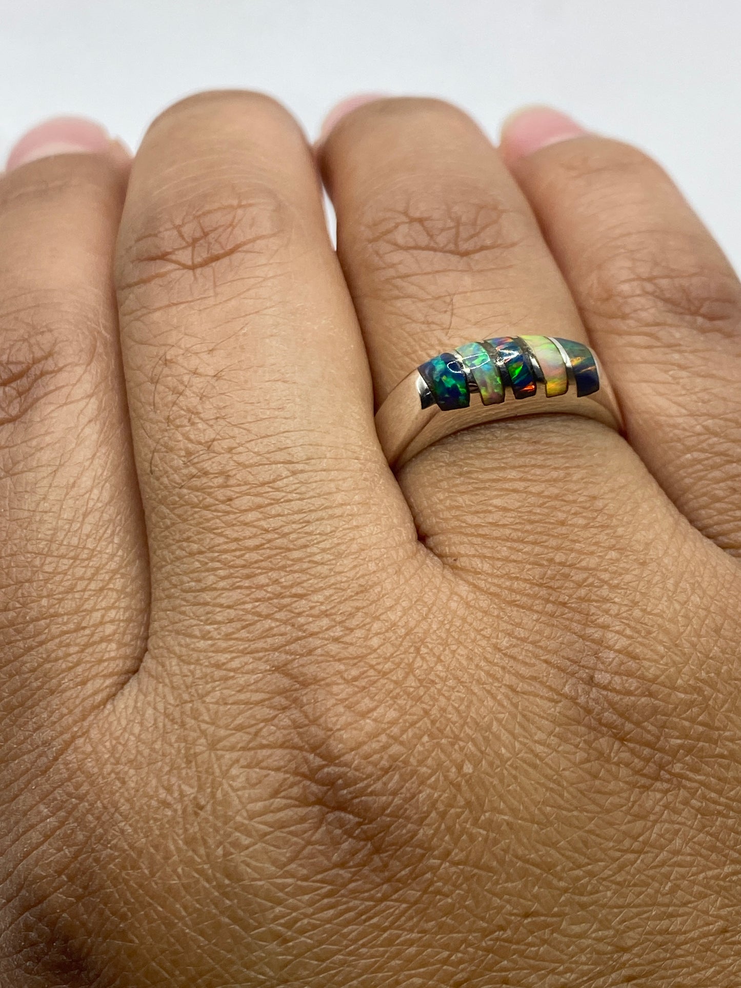 Anillo sobre mano modelando el diseño moderno unisex con sello .925