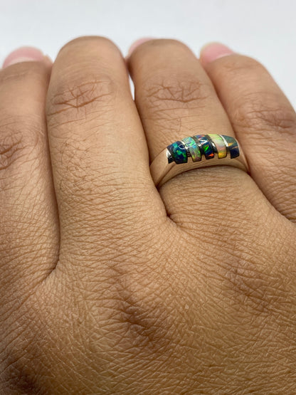 Anillo sobre mano modelando el diseño moderno unisex con sello .925