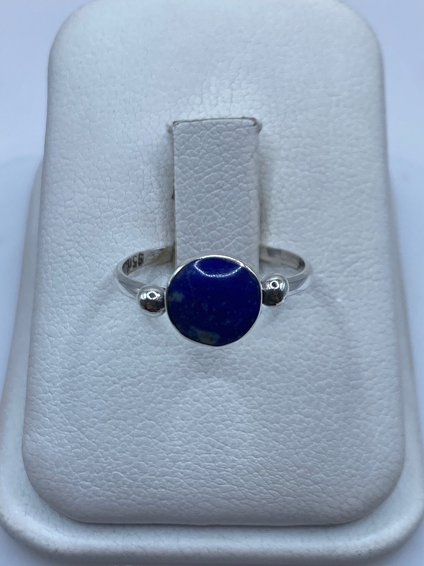 Anillo de plata .950 con lapislázuli azul en estuche blanco, vista frontal