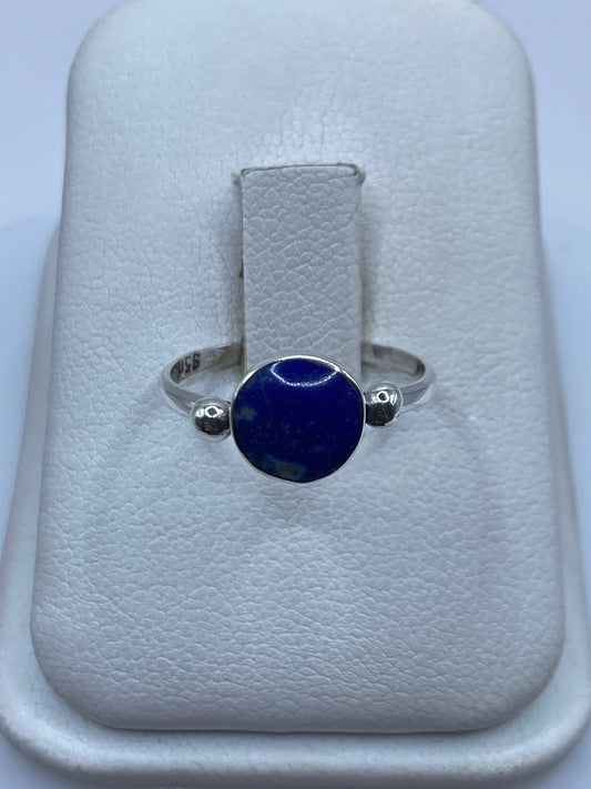 Anillo de plata .950 con lapislázuli azul en estuche blanco, vista frontal