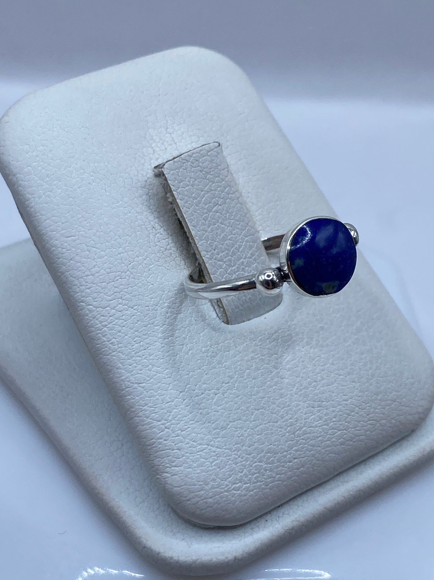Detalle del lapislázuli azul profundo engastado en plata, vista lateral