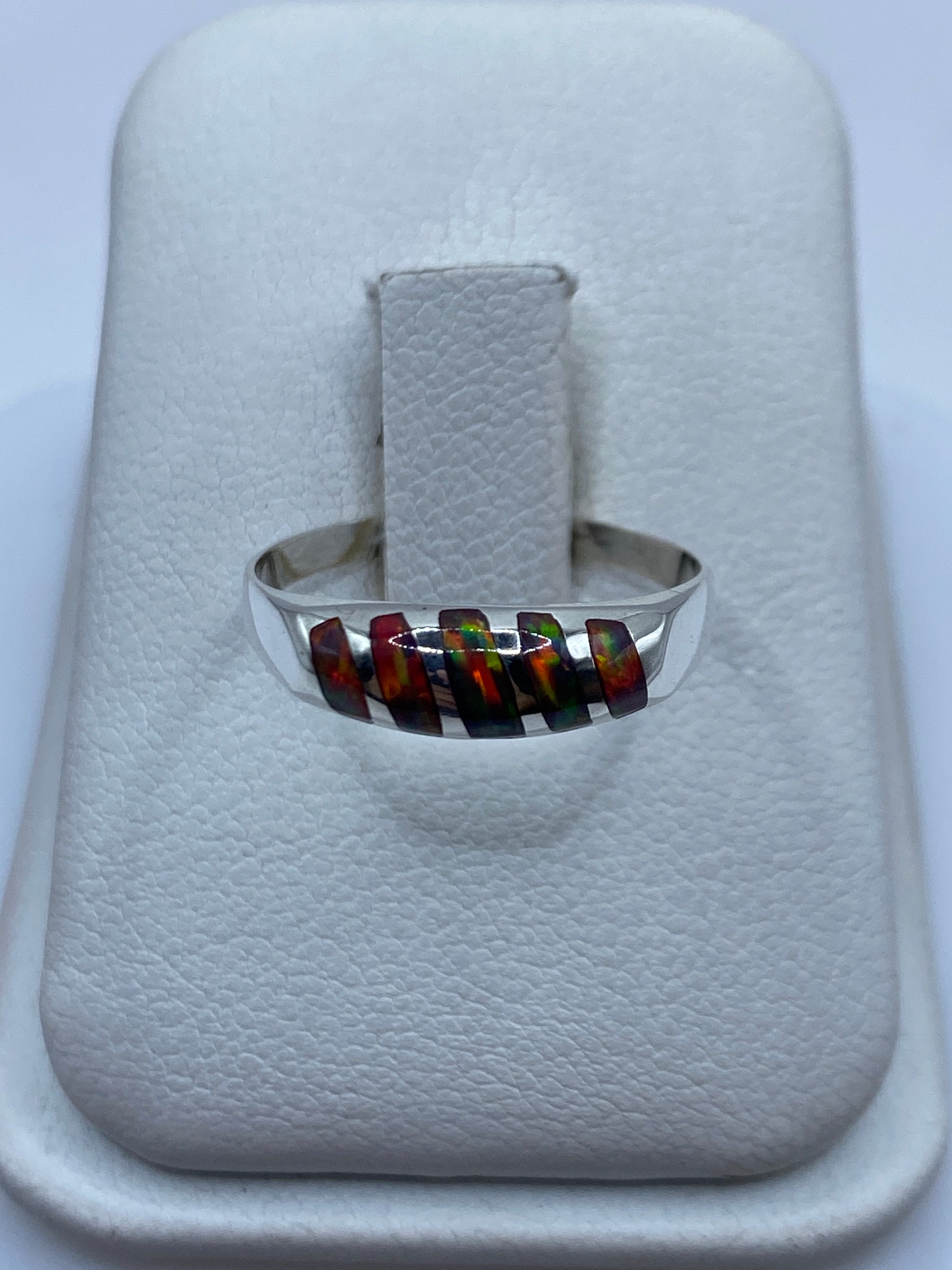 Anillo de plata .950 con ópalo de fuego multicolor en estuche blanco