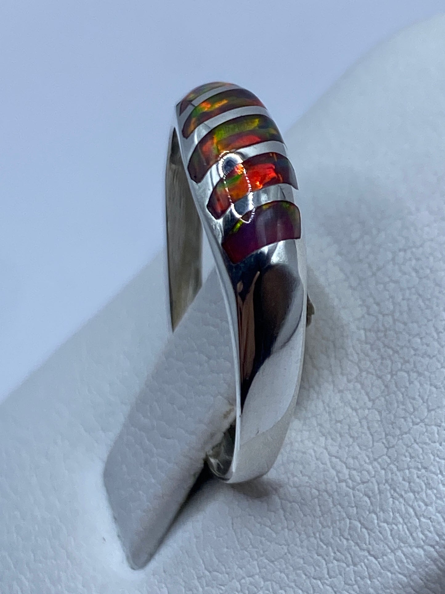 Anillo en mano mostrando los detalles del engaste de plata pura