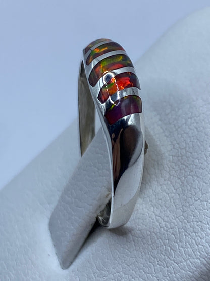 Anillo en mano mostrando los detalles del engaste de plata pura