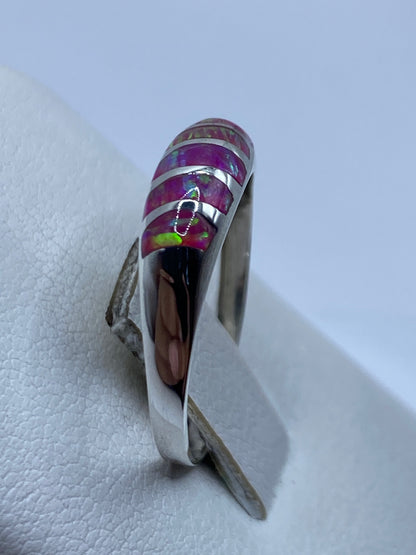 Anillo de plata .925 talla 7 con ópalo en la mano de una mujer