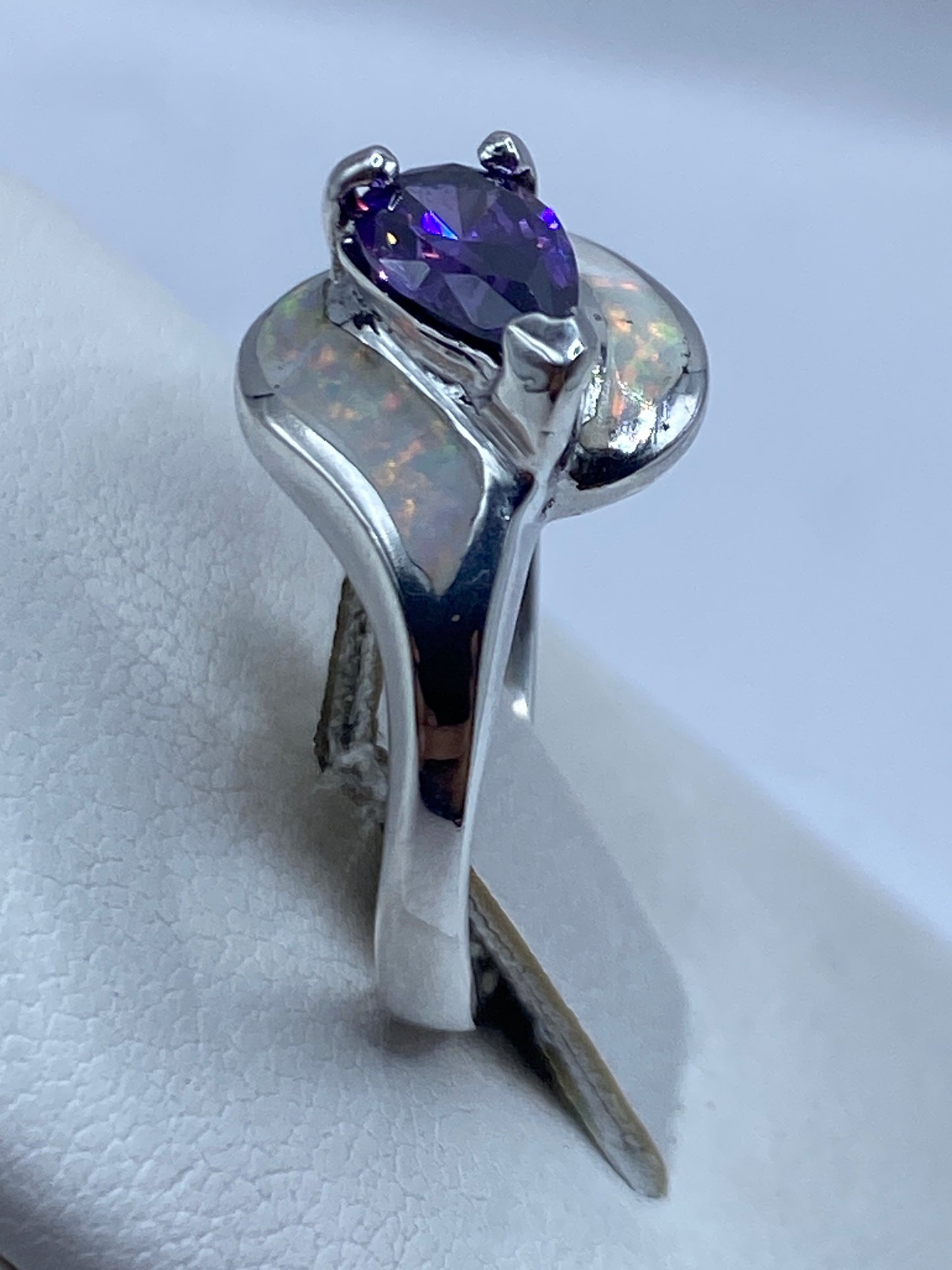 Detalle del engaste asimétrico en plata .925 Taxco alrededor del ópalo