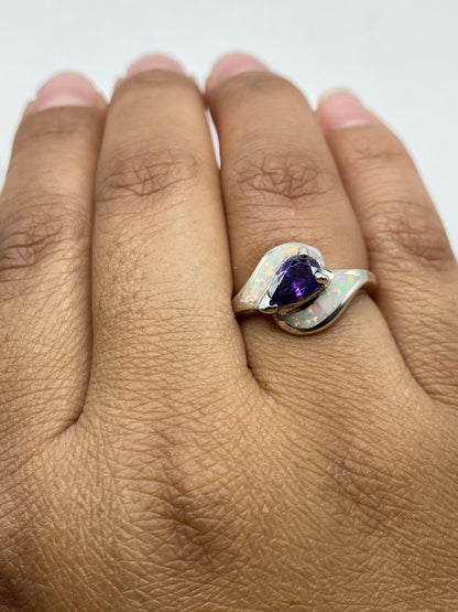Anillo ópalo de fuego sobre fondo gris mostrando el sello 925 MEXICO