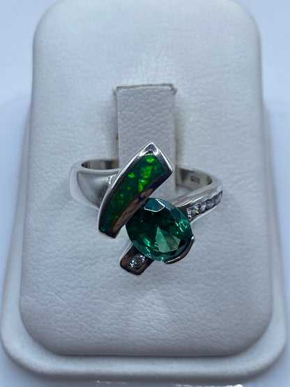 Anillo de plata con ópalo de fuego verde brillante en diseño asimétrico
