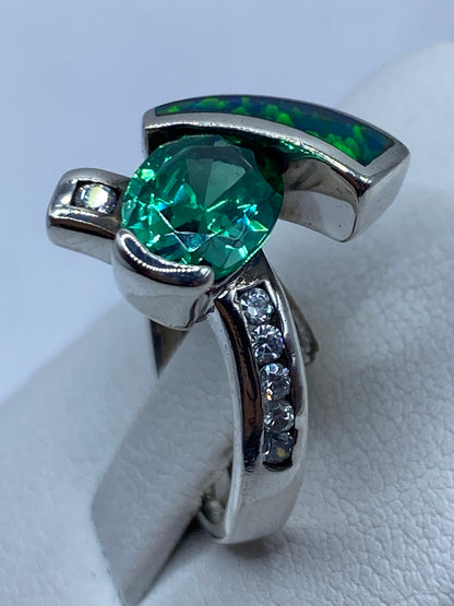 Anillo asimétrico sobre dedo mostrando el juego de colores natural del ópalo
