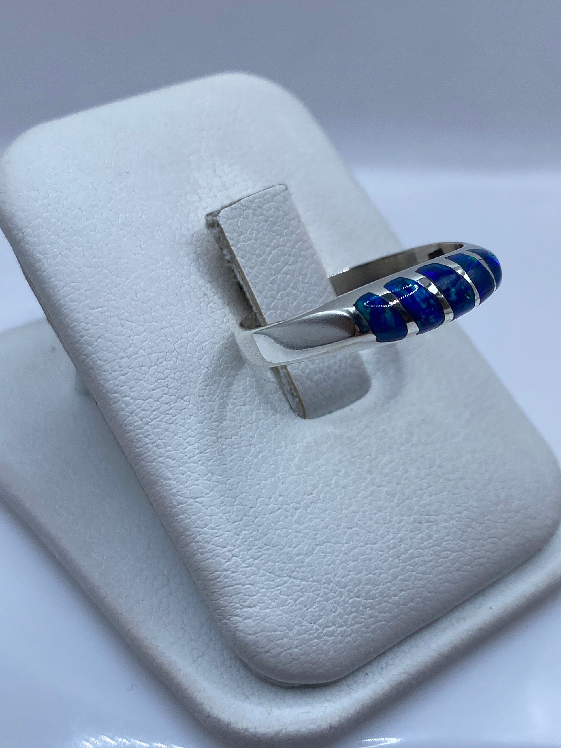Detalle lateral del anillo minimalista de plata .925 con ópalo azul