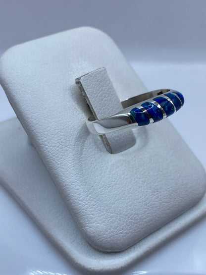Detalle lateral del anillo minimalista de plata .925 con ópalo azul