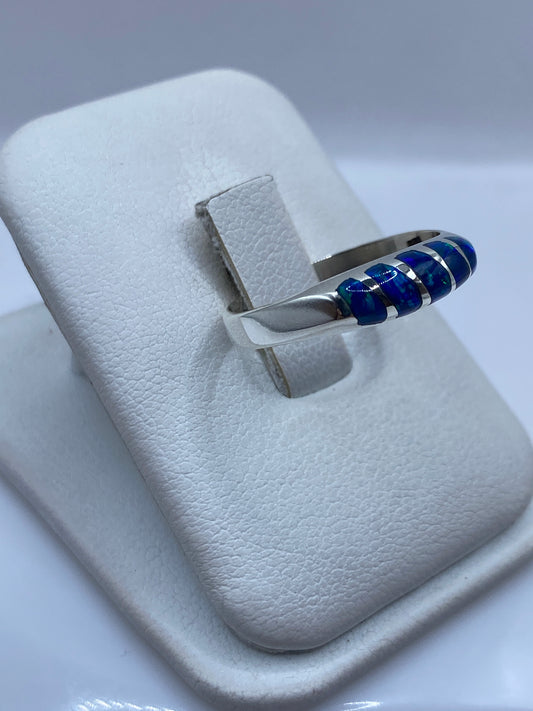 Detalle lateral del anillo minimalista de plata .925 con ópalo azul