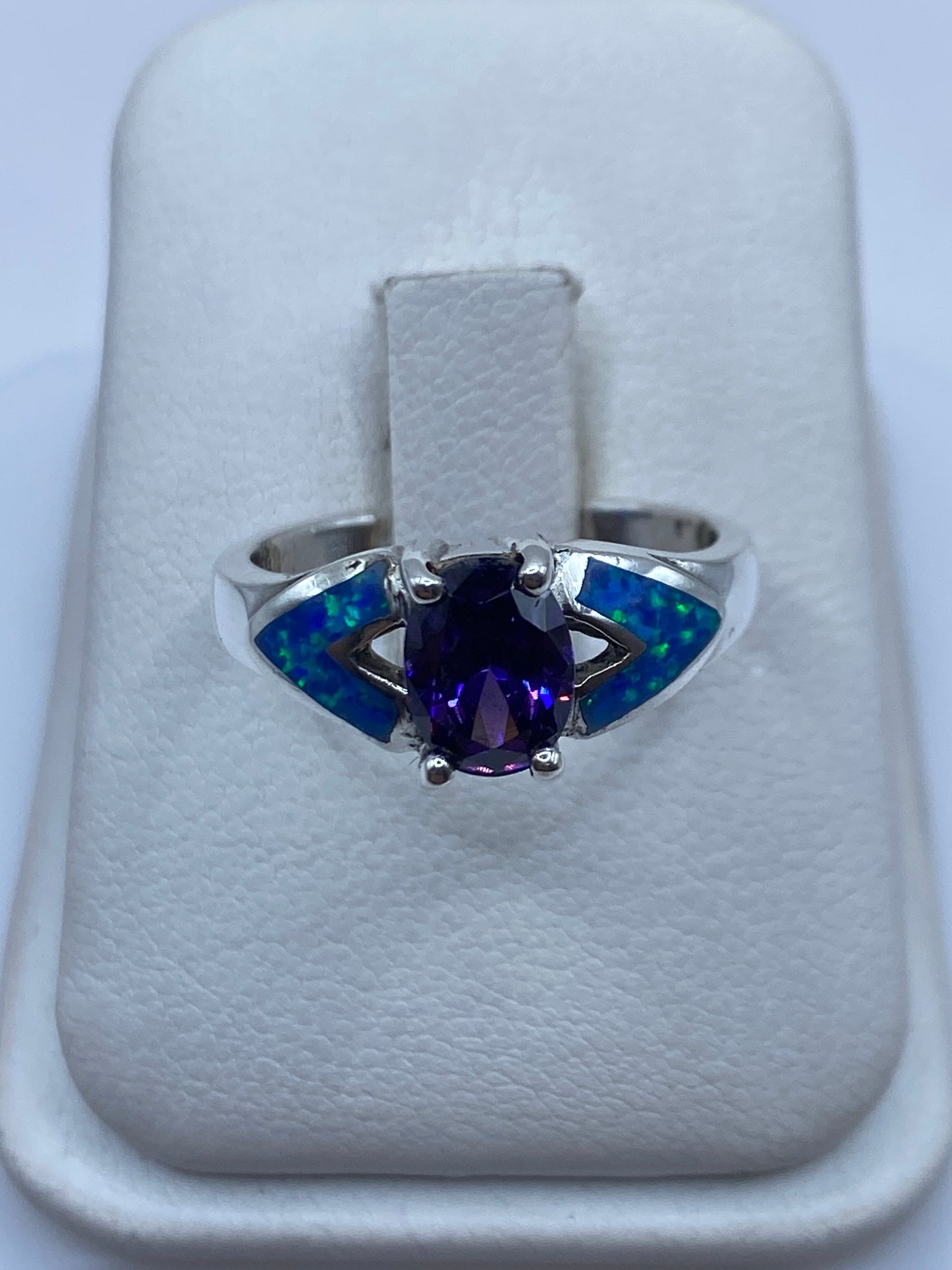 Anillo de plata solitario con ópalo de fuego azul mostrando fuego y brillo