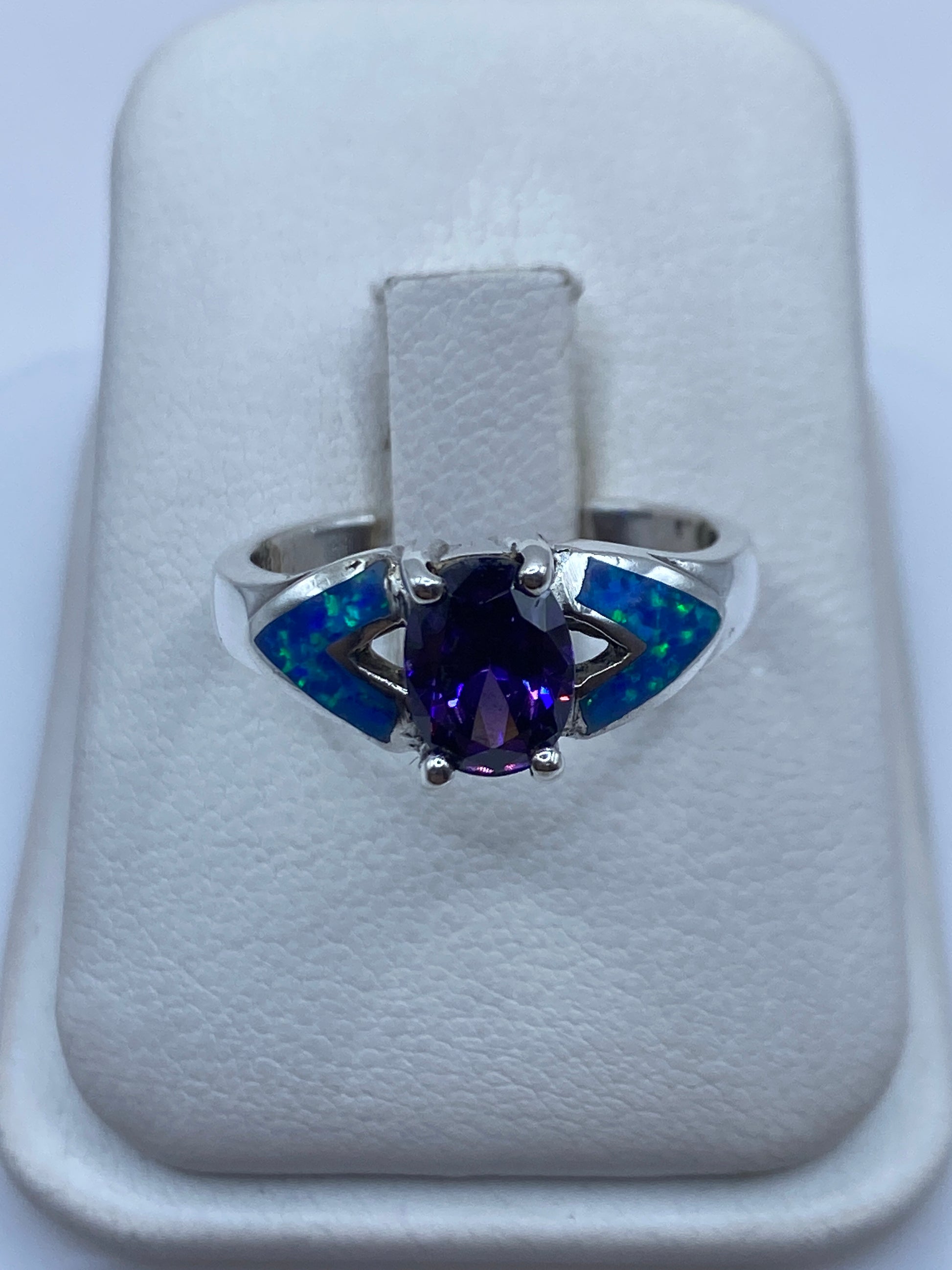 Anillo de plata solitario con ópalo de fuego azul mostrando fuego y brillo
