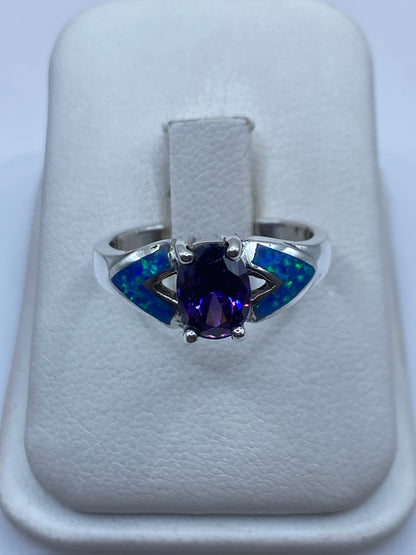 Anillo de plata solitario con ópalo de fuego azul mostrando fuego y brillo