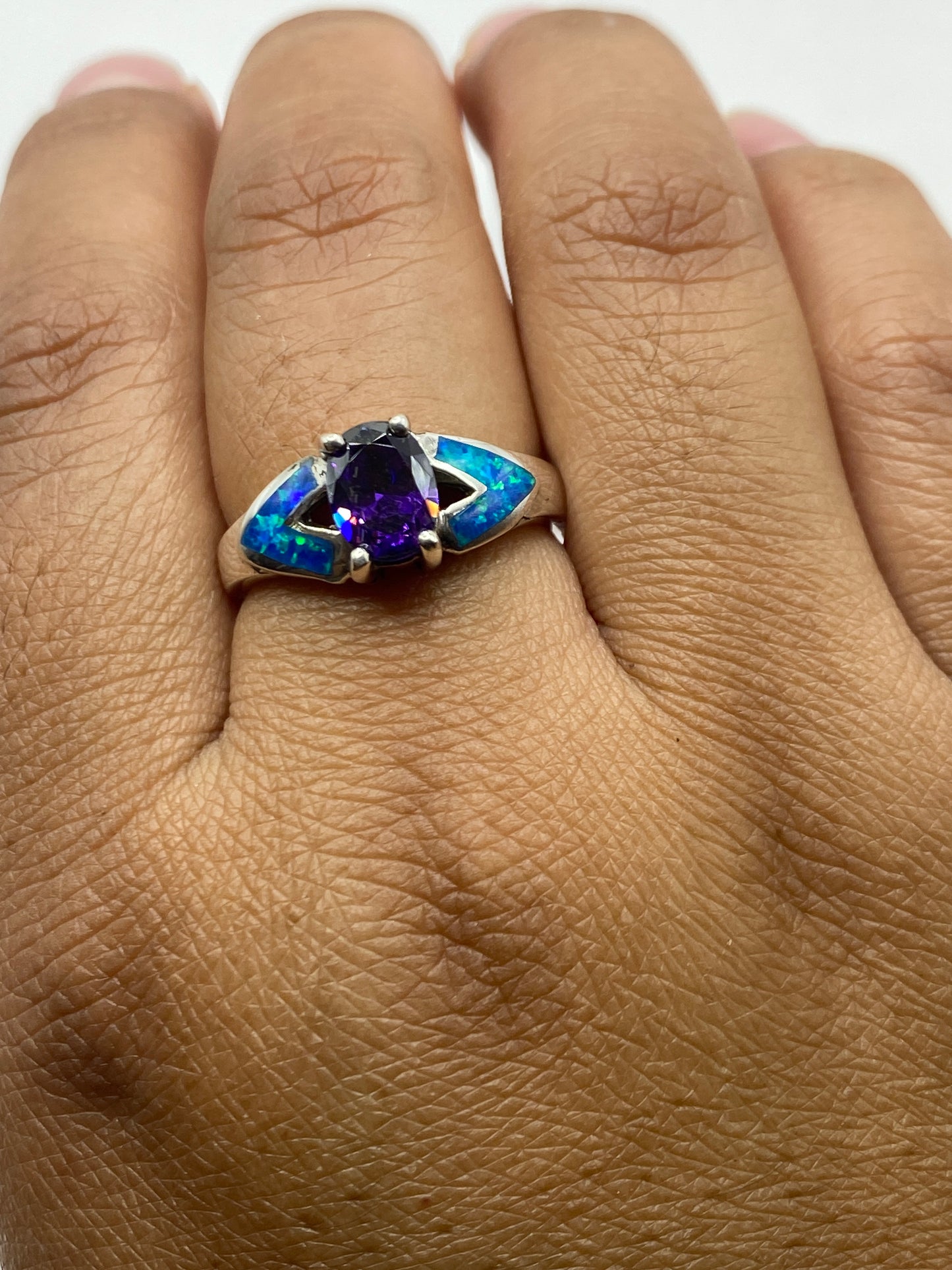 Anillo ópalo sobre fondo neutro mostrando la amplitud del frente azul