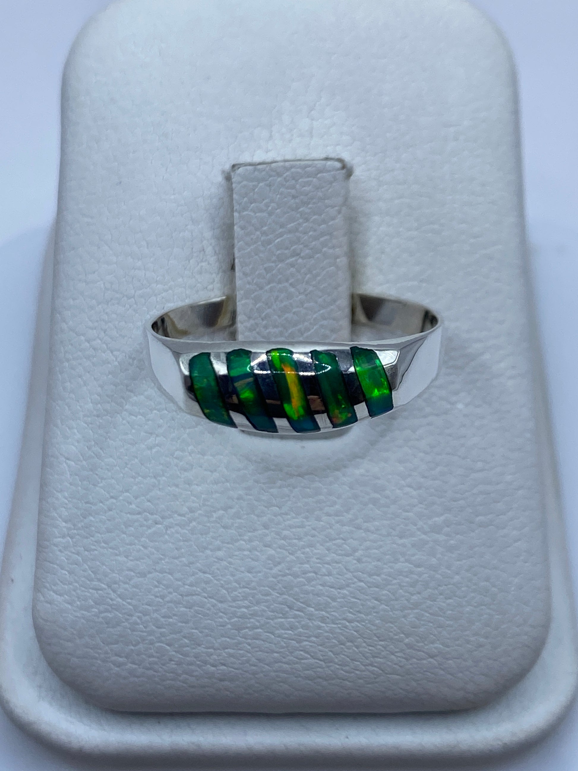 Anillo de plata con ópalo de fuego verde limón en caja de presentación blanca