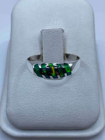 Anillo de plata con ópalo de fuego verde limón en caja de presentación blanca