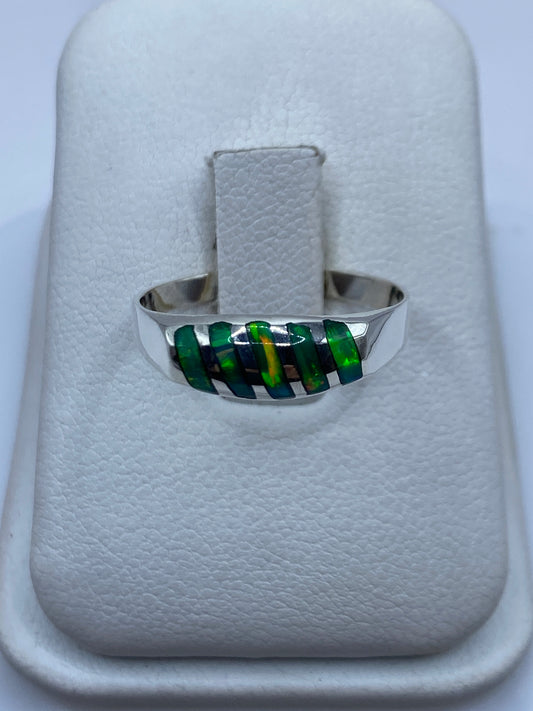 Anillo de plata con ópalo de fuego verde limón en caja de presentación blanca