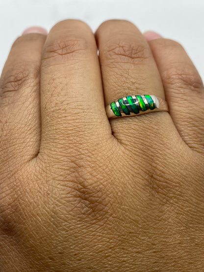 Anillo en dedo mostrando la banda de plata .925 y el sello de autenticidad