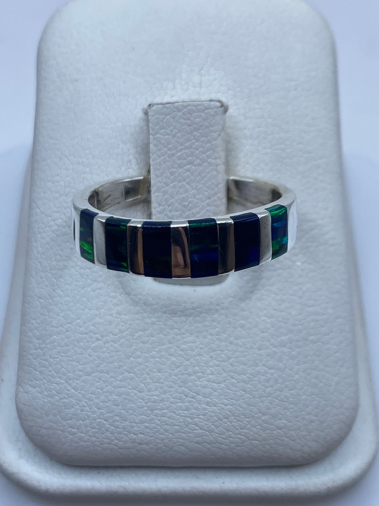 Anillo de plata con ópalo de fuego verde y azul iridiscente, banda lisa pulida