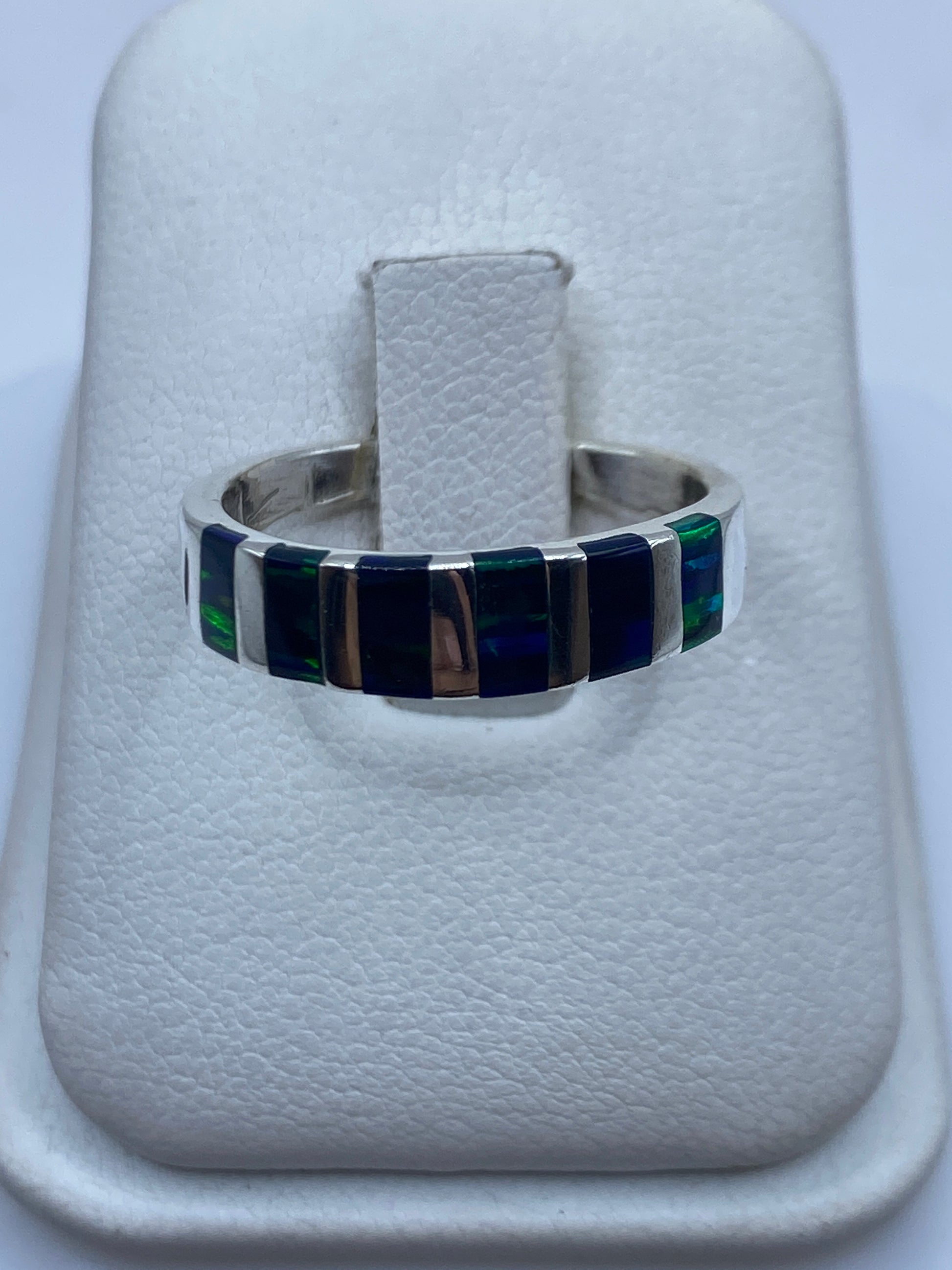 Anillo de plata con ópalo de fuego verde y azul iridiscente, banda lisa pulida