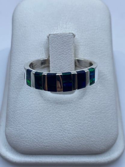 Anillo de plata con ópalo de fuego verde y azul iridiscente, banda lisa pulida