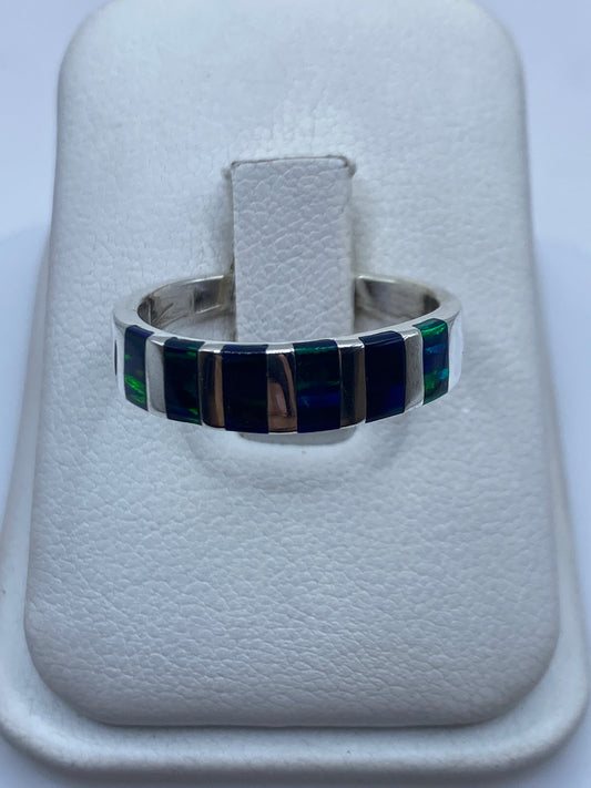 Anillo de plata con ópalo de fuego verde y azul iridiscente, banda lisa pulida