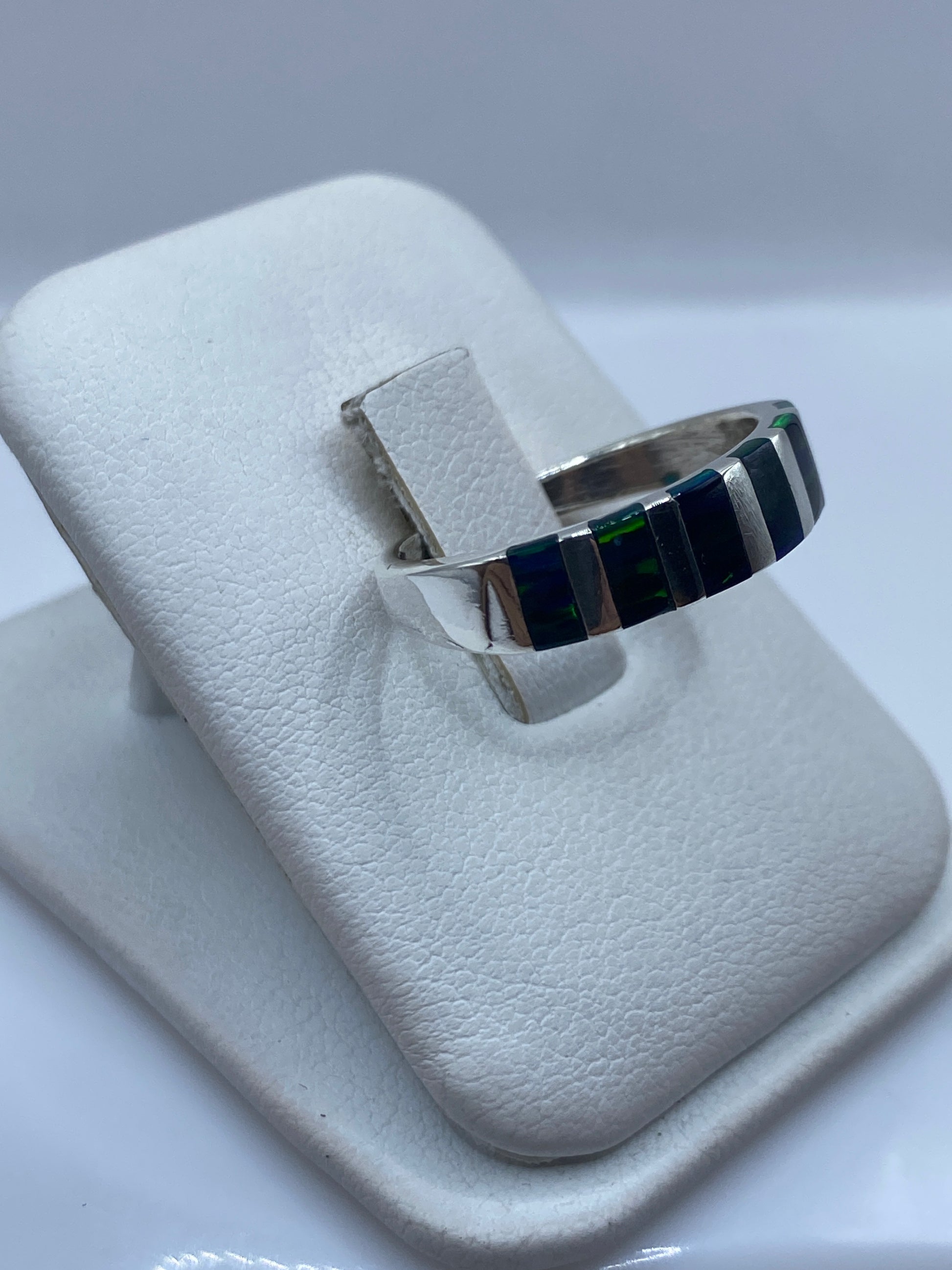 Vista lateral del anillo unisex en plata .925 mostrando el perfil de la banda