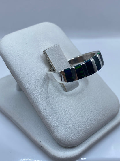 Vista lateral del anillo unisex en plata .925 mostrando el perfil de la banda