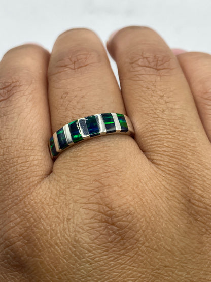 Anillo en la mano mostrando el brillo iridiscente del ópalo con sello .925