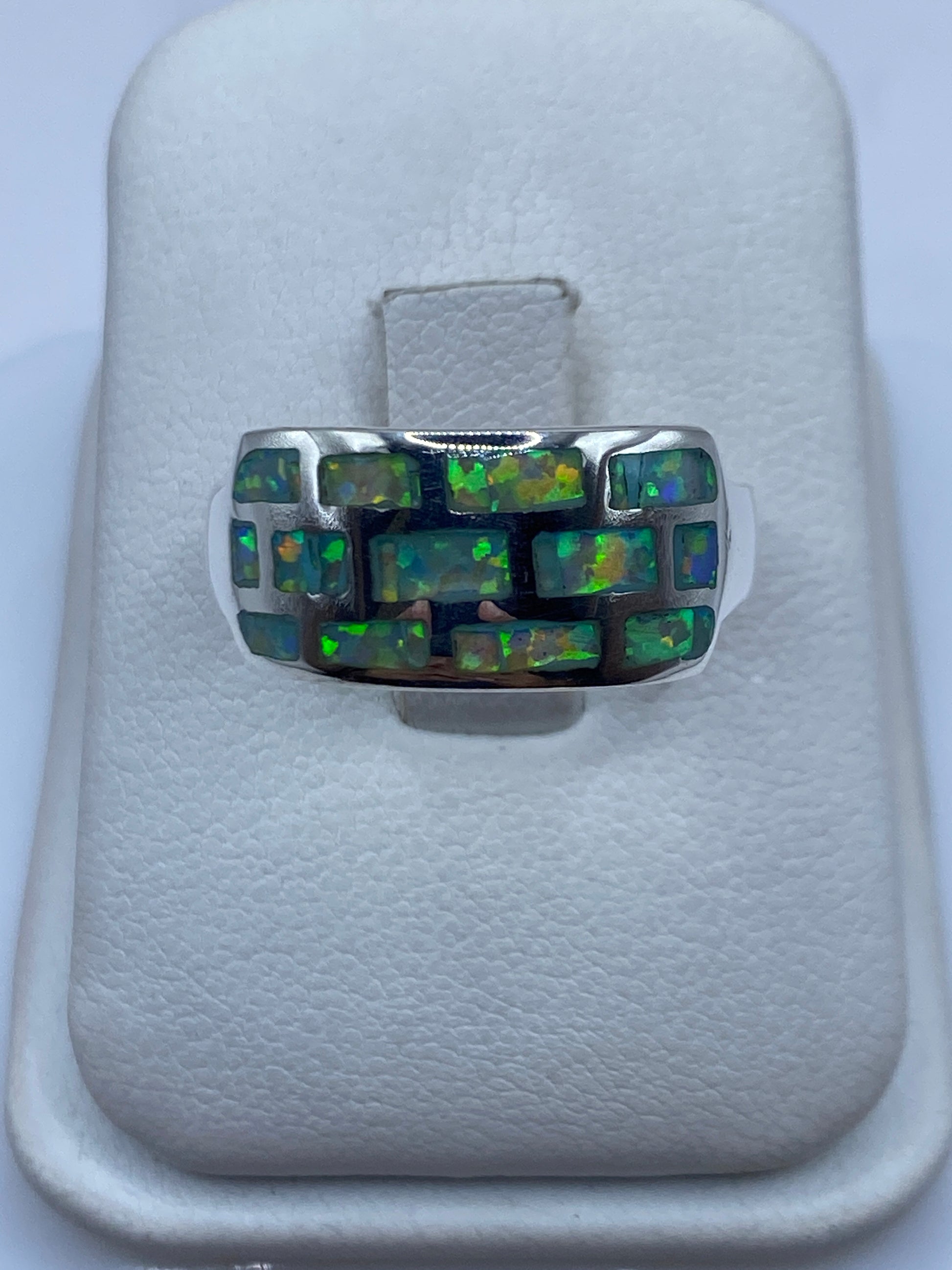 Anillo de plata .950 con ópalo de fuego verde y azul en estuche blanco