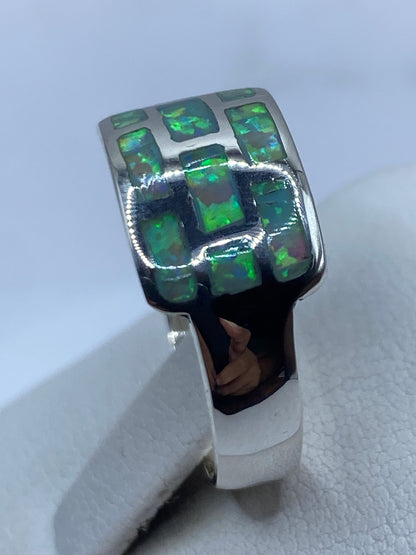 Anillo de plata geométrico con ópalo de fuego en dedo de mujer