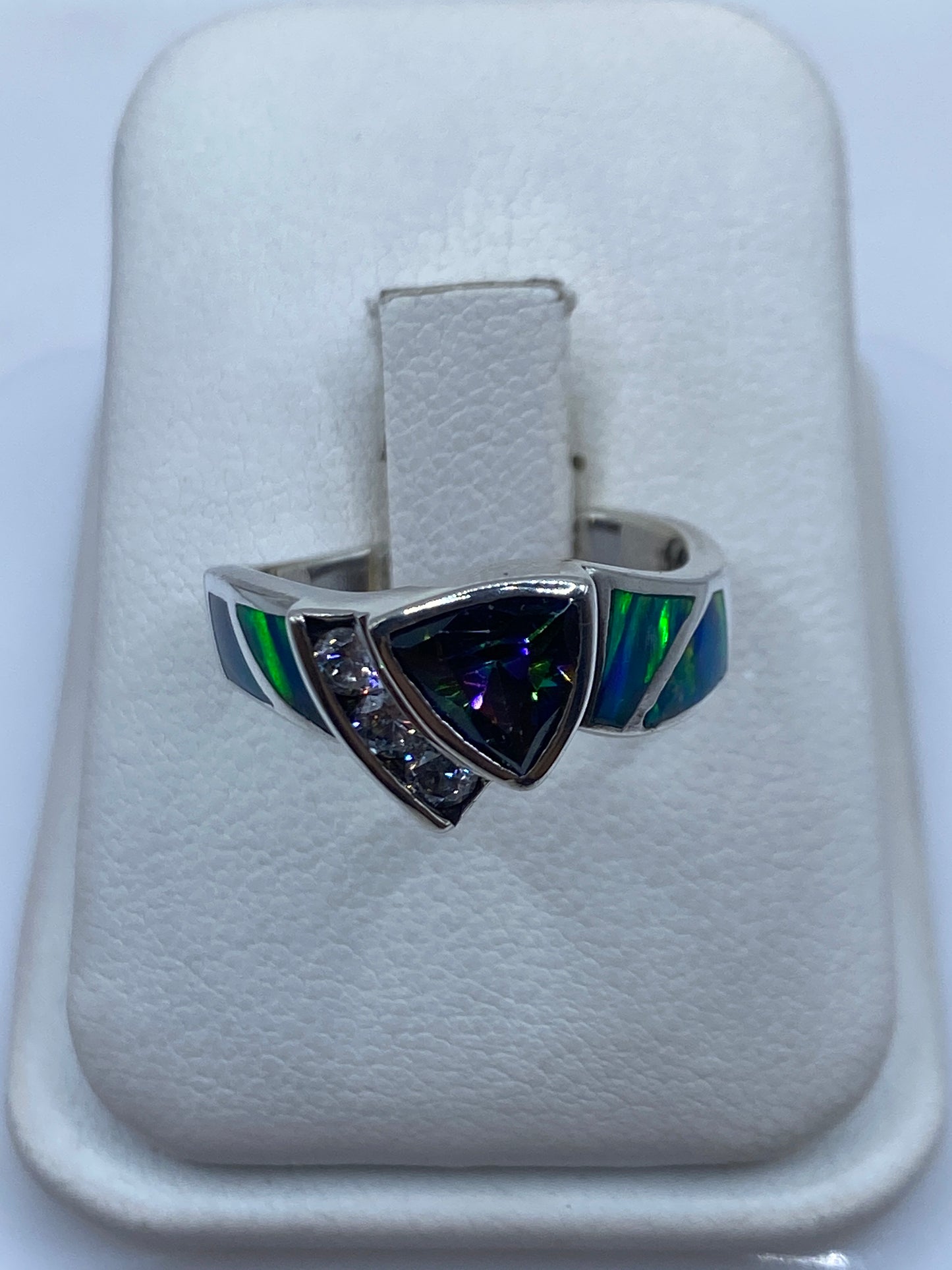 Anillo de plata .925 con ópalo de fuego azul en forma triangular, engaste a mano