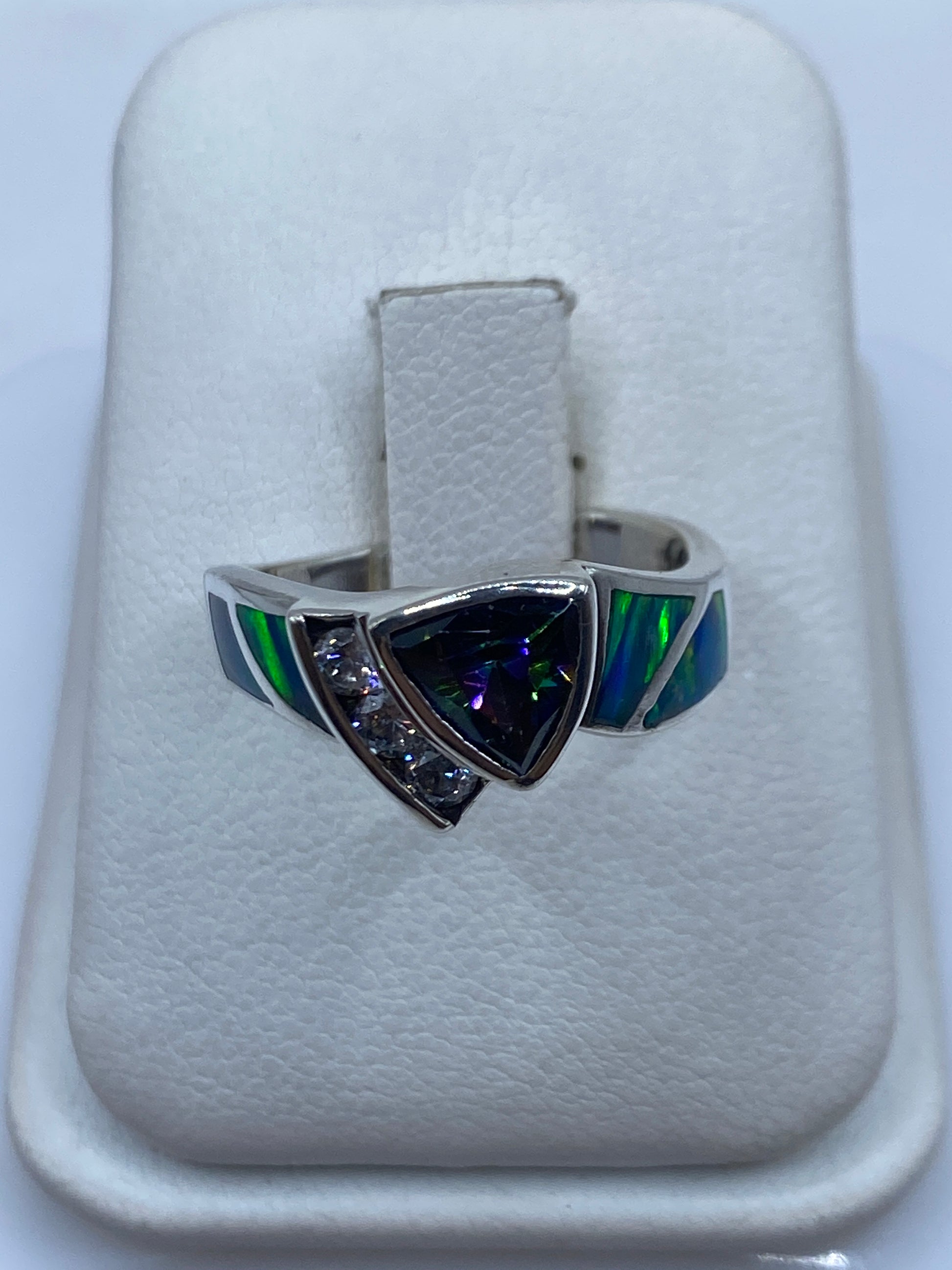 Anillo de plata .925 con ópalo de fuego azul en forma triangular, engaste a mano