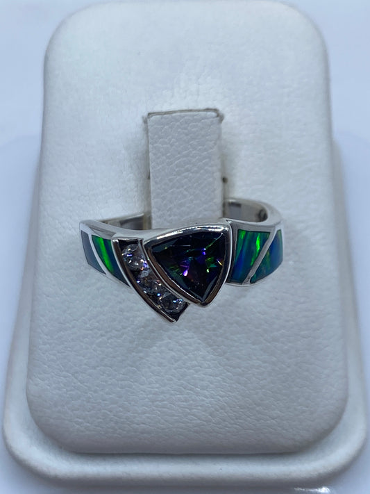 Anillo de plata .925 con ópalo de fuego azul en forma triangular, engaste a mano