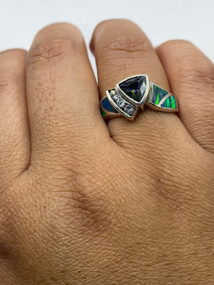Anillo de ópalo de fuego azul en dedo mostrando el brillo natural de la piedra