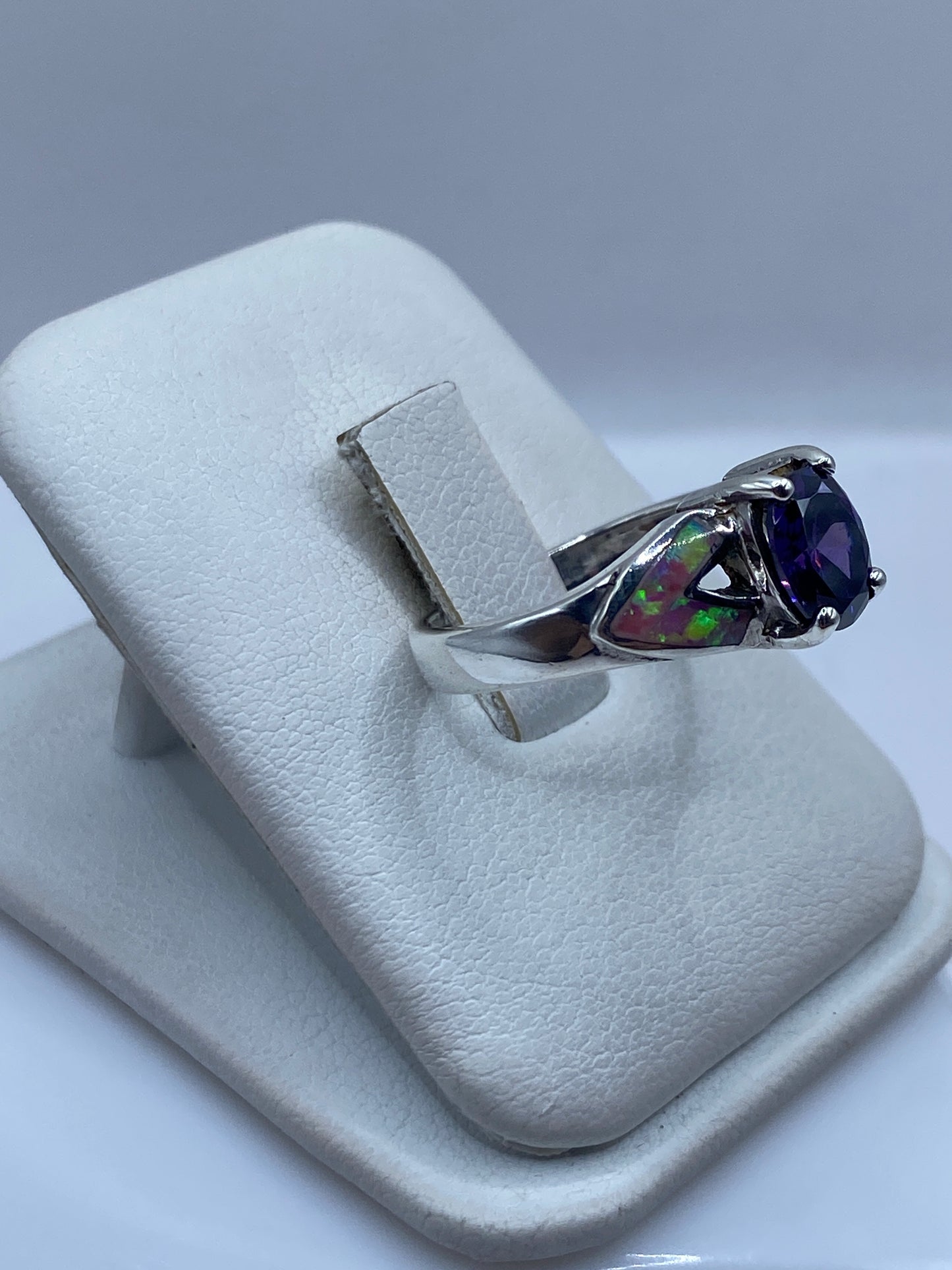 Vista frontal del anillo ópalo rosa con diseño asimétrico en plata .925
