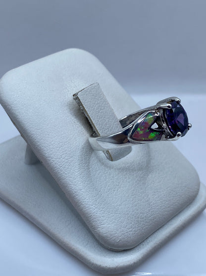 Vista frontal del anillo ópalo rosa con diseño asimétrico en plata .925