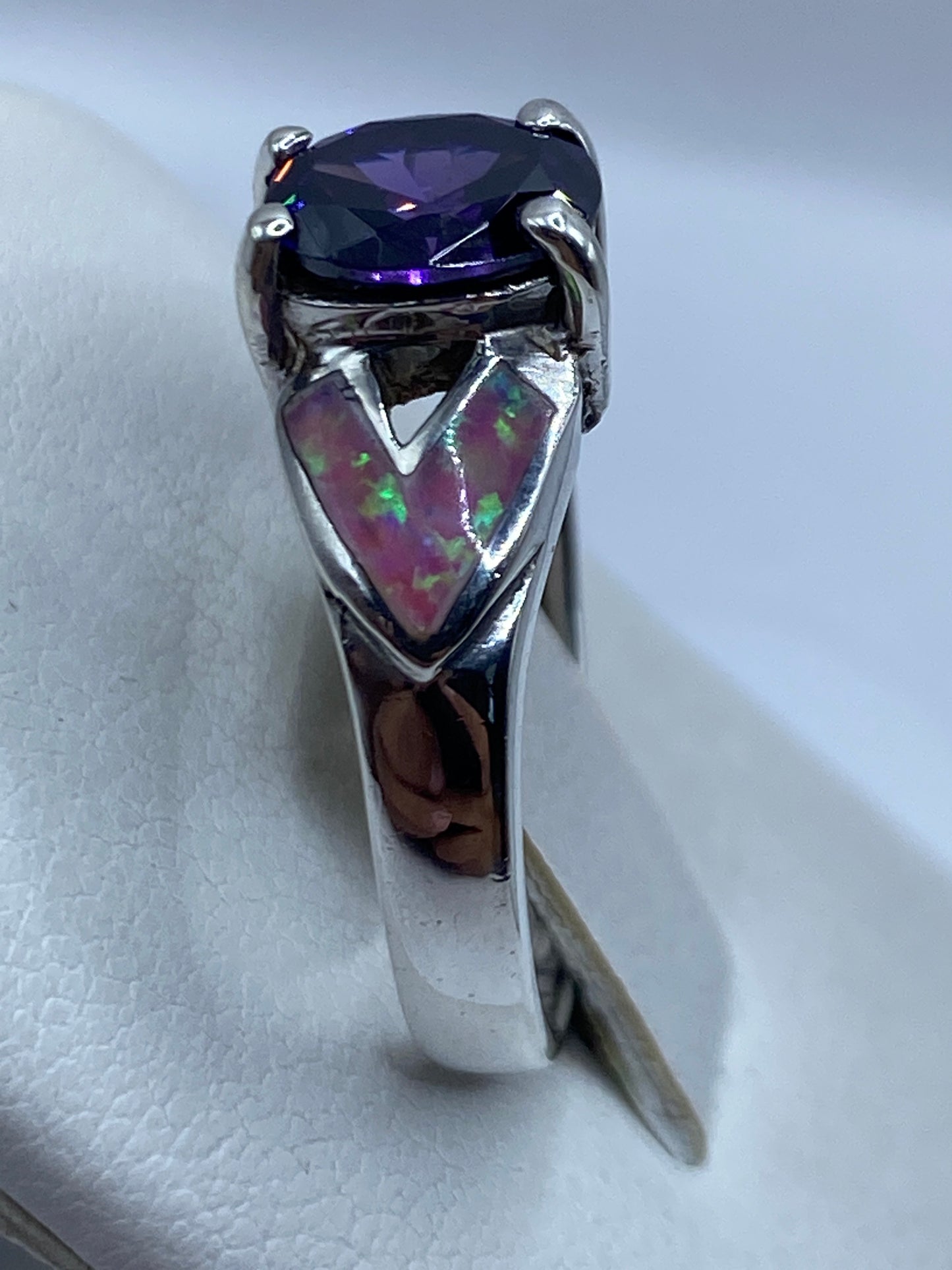 Detalle de la piedra ópalo de fuego con reflejos rosa, naranja y verde