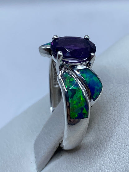 Detalle del ópalo de fuego azul engastado en plata .925 con juego de luz natural