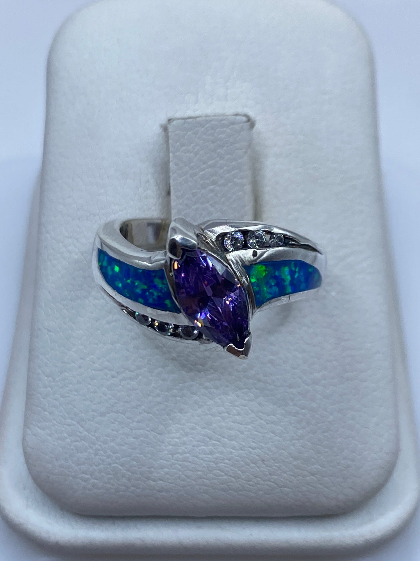 Anillo de plata .925 con ópalo de fuego azul natural, vista de frente en la mano