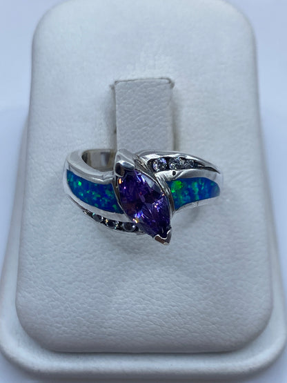 Anillo de plata .925 con ópalo de fuego azul natural, vista de frente en la mano