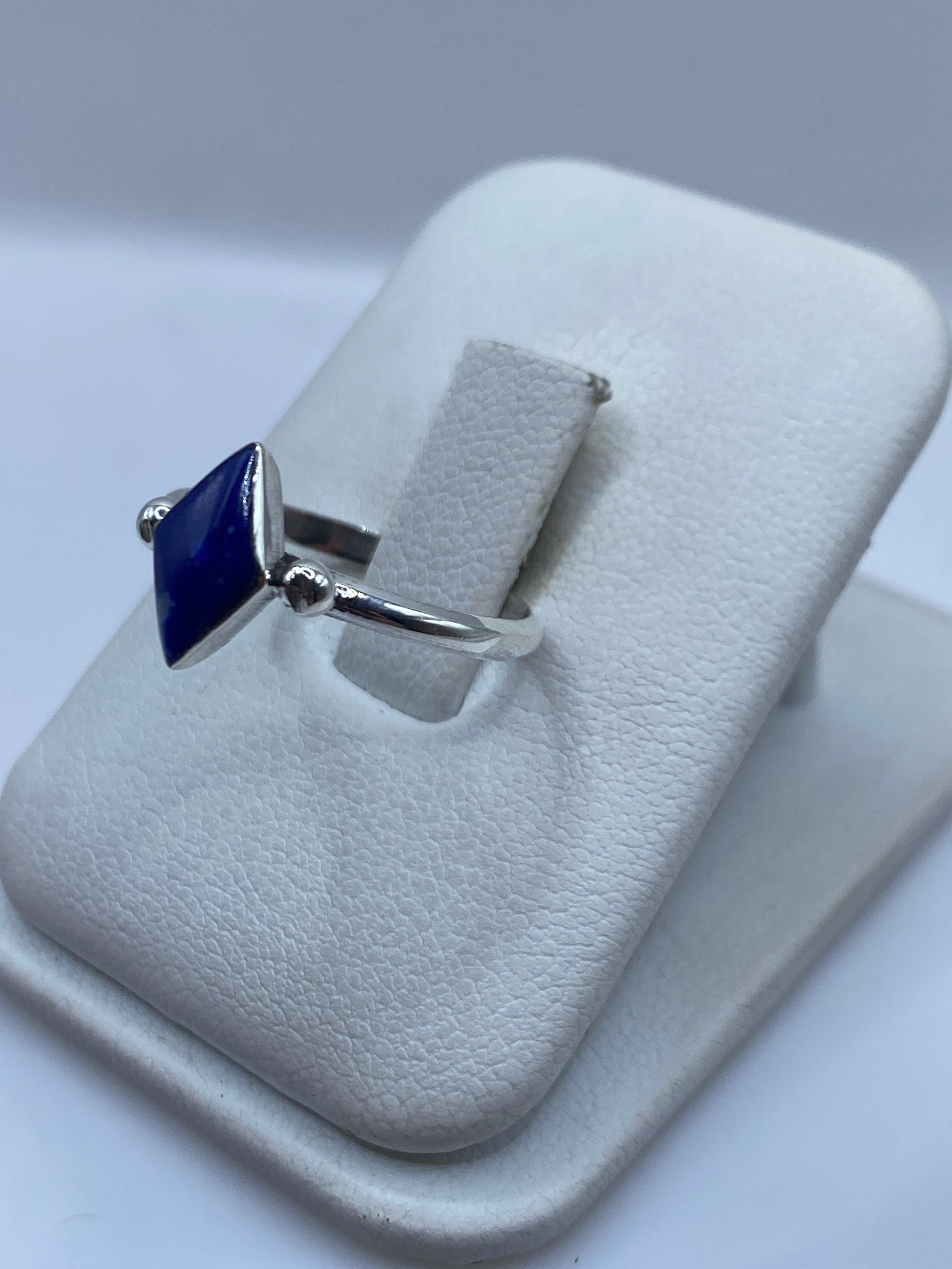 Vista frontal del anillo minimalista con esferas laterales en plata pura